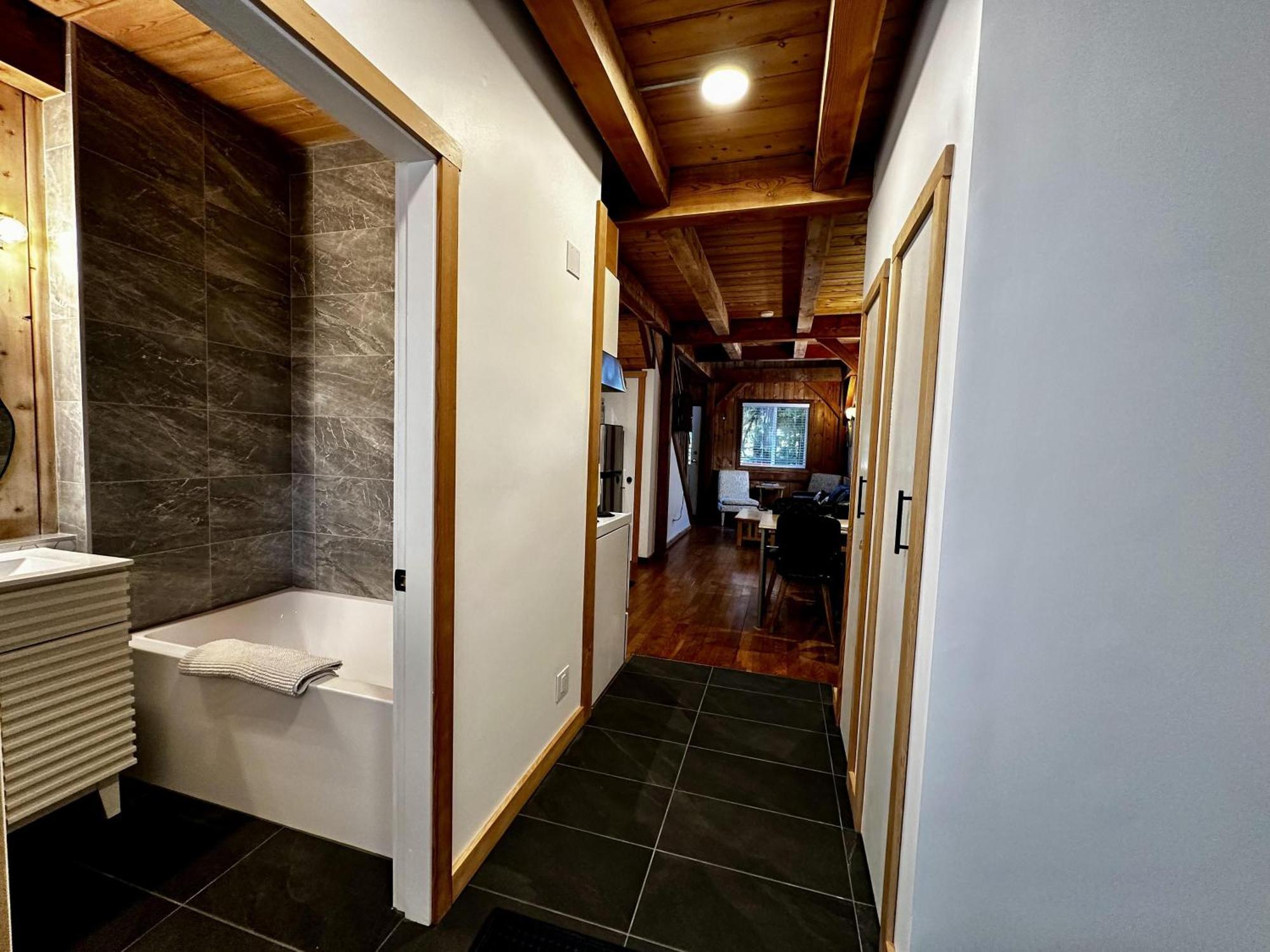 Waterfront Timber Frame Cottage! Ucluelet Zewnętrze zdjęcie