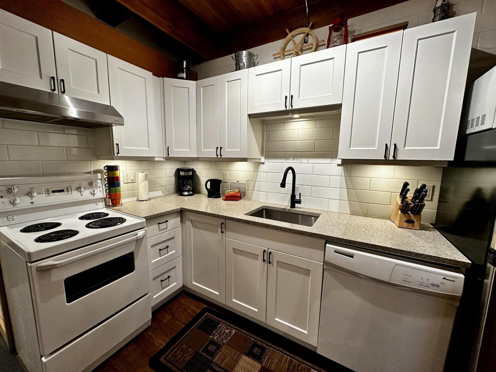 Waterfront Timber Frame Cottage! Ucluelet Zewnętrze zdjęcie