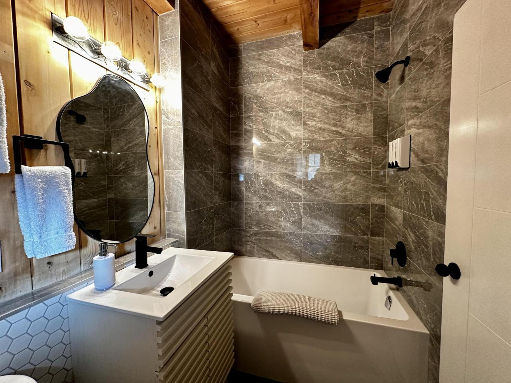 Waterfront Timber Frame Cottage! Ucluelet Zewnętrze zdjęcie